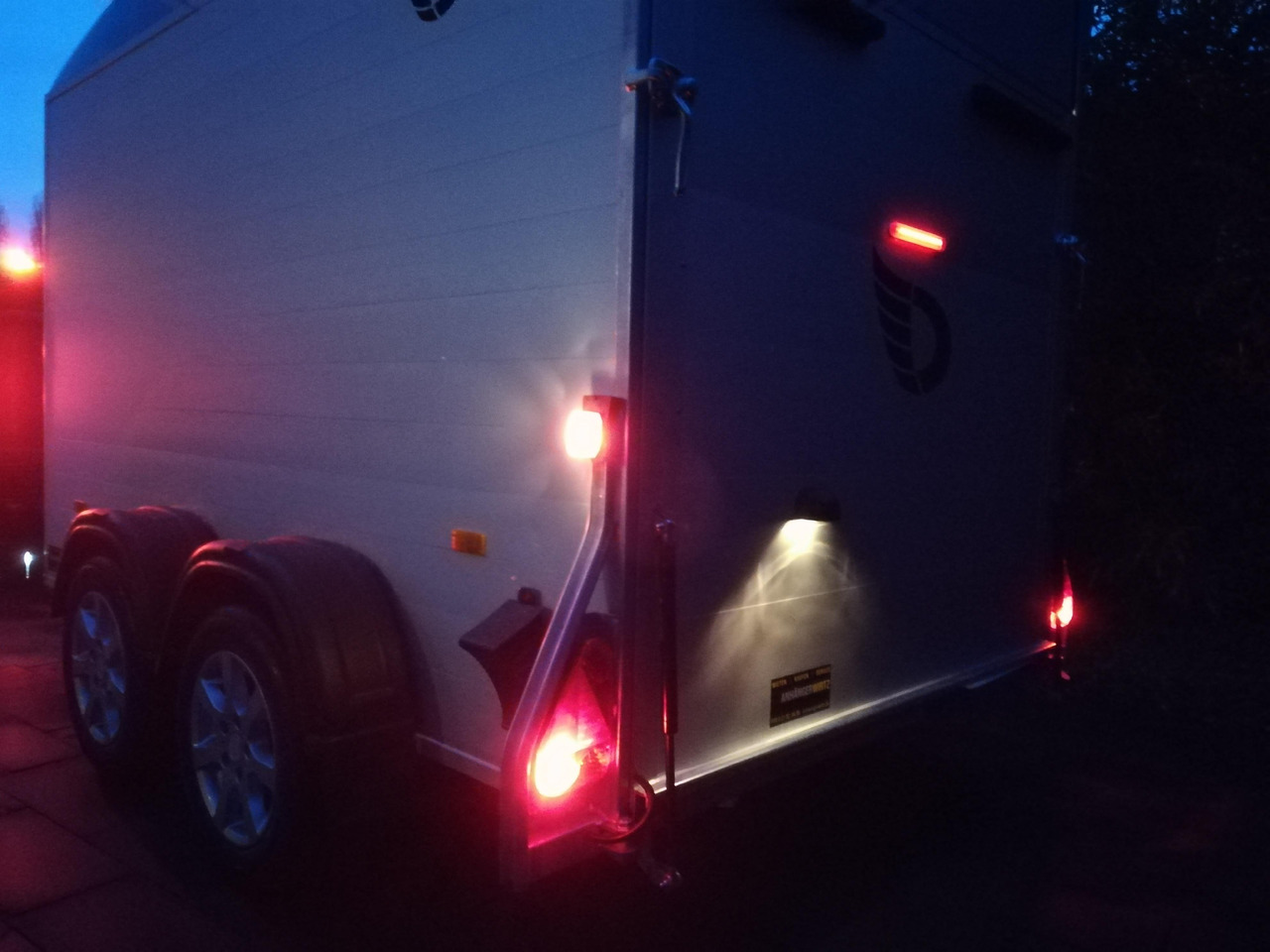 Cargo Roadster 500 312x167x199cm Alu Poly black Seitentür 100km/H Pullman 2000kg Sommer Aktion 2025 - Затворена каросерия ремарке: снимка 3 Cargo Roadster 500 312x167x199cm Alu Poly black Seitentür 100km/H Pullman 2000kg Sommer Aktion 2025 - Затворена каросерия ремарке: снимка 3