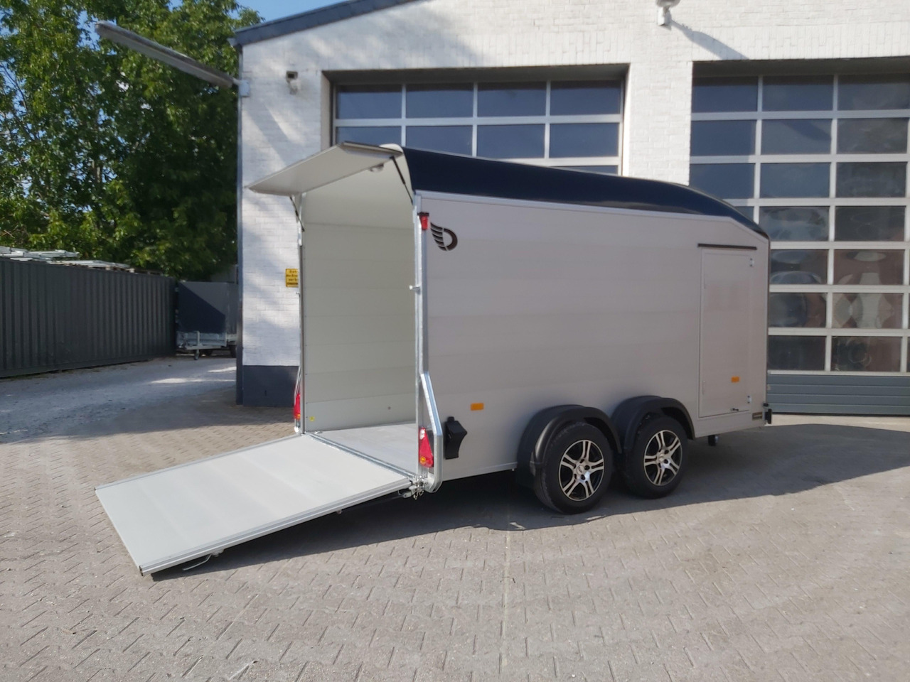 Cargo Roadster 700 375x180x200cm Alu black Alufelgen 2600kg Pullman 100km Herbst Aktion Modell - Ремарке за кола: снимка 3 Cargo Roadster 700 375x180x200cm Alu black Alufelgen 2600kg Pullman 100km Herbst Aktion Modell - Ремарке за кола: снимка 3