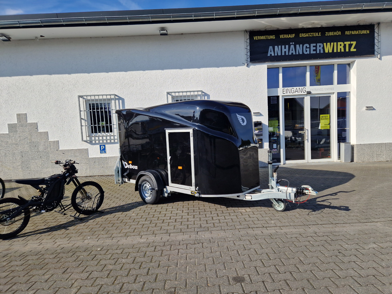 Debon Cargo 1300 300x152x168cm black Seitentür aerodynamik Pullman II 100km/H 1300kg Februar Aktion - Затворена каросерия ремарке: снимка 1 Debon Cargo 1300 300x152x168cm black Seitentür aerodynamik Pullman II 100km/H 1300kg Februar Aktion - Затворена каросерия ремарке: снимка 1