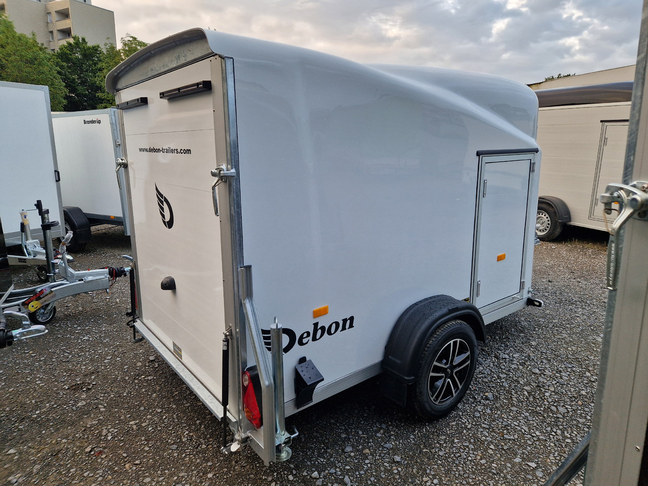 Debon Cargo 1300 300x152x168cm white Alufelgen Seitentür Pullman 100km/H 1300kg Modell 2024 - Затворена каросерия ремарке: снимка 2 Debon Cargo 1300 300x152x168cm white Alufelgen Seitentür Pullman 100km/H 1300kg Modell 2024 - Затворена каросерия ремарке: снимка 2