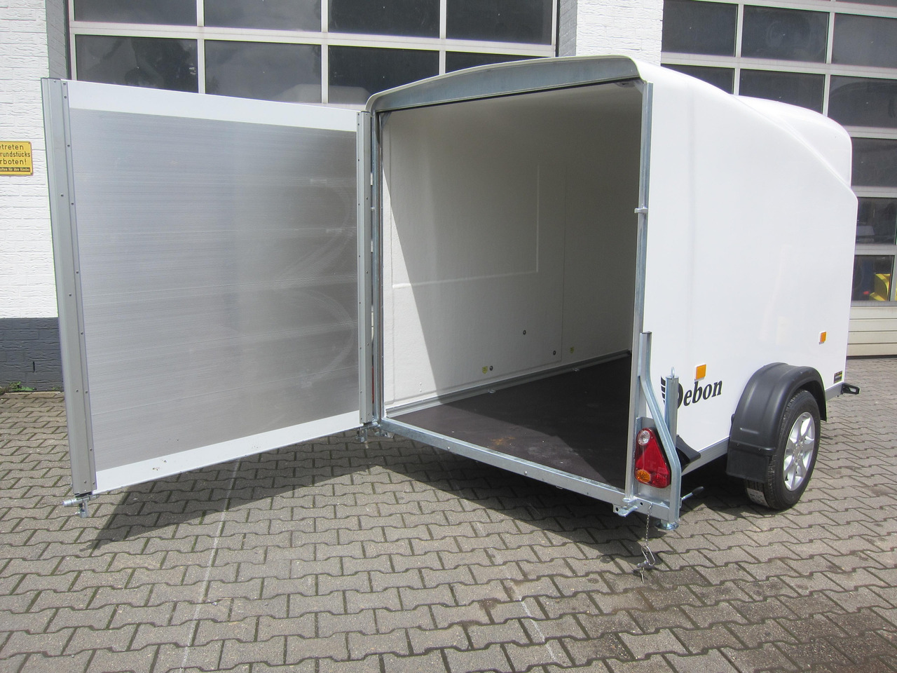 Debon Cargo 1300 300x152x168cm white Alufelgen darkline aerodynamik Pullman II 100km/H 1300kg - Затворена каросерия ремарке: снимка 3 Debon Cargo 1300 300x152x168cm white Alufelgen darkline aerodynamik Pullman II 100km/H 1300kg - Затворена каросерия ремарке: снимка 3