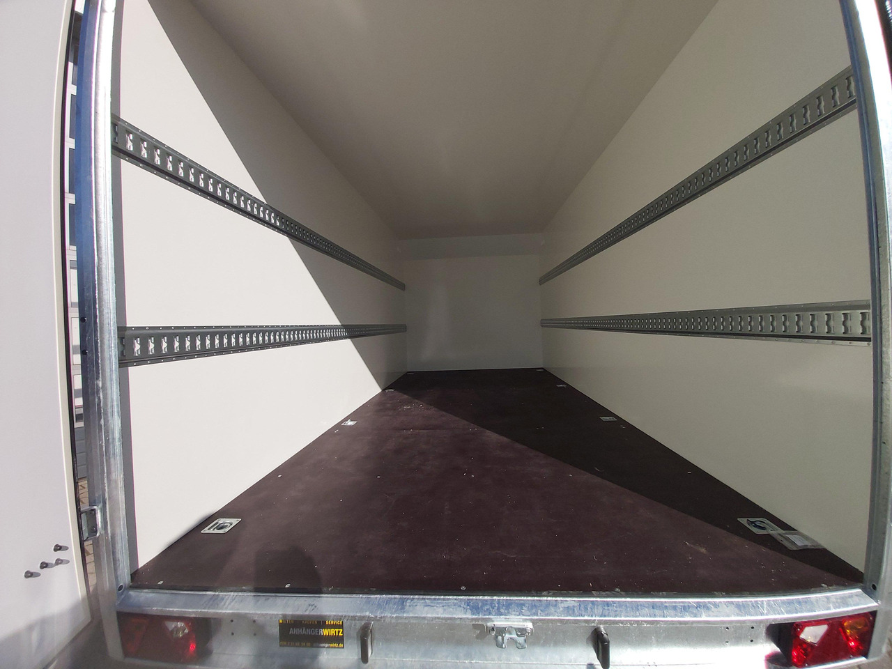 Затворена каросерия ремарке Hochlader Koffer TFSP 470T.00 470x220x210cm aero Zurrsystem 10" 100km/H 2700kg: снимка 6 Затворена каросерия ремарке Hochlader Koffer TFSP 470T.00 470x220x210cm aero Zurrsystem 10" 100km/H 2700kg: снимка 6