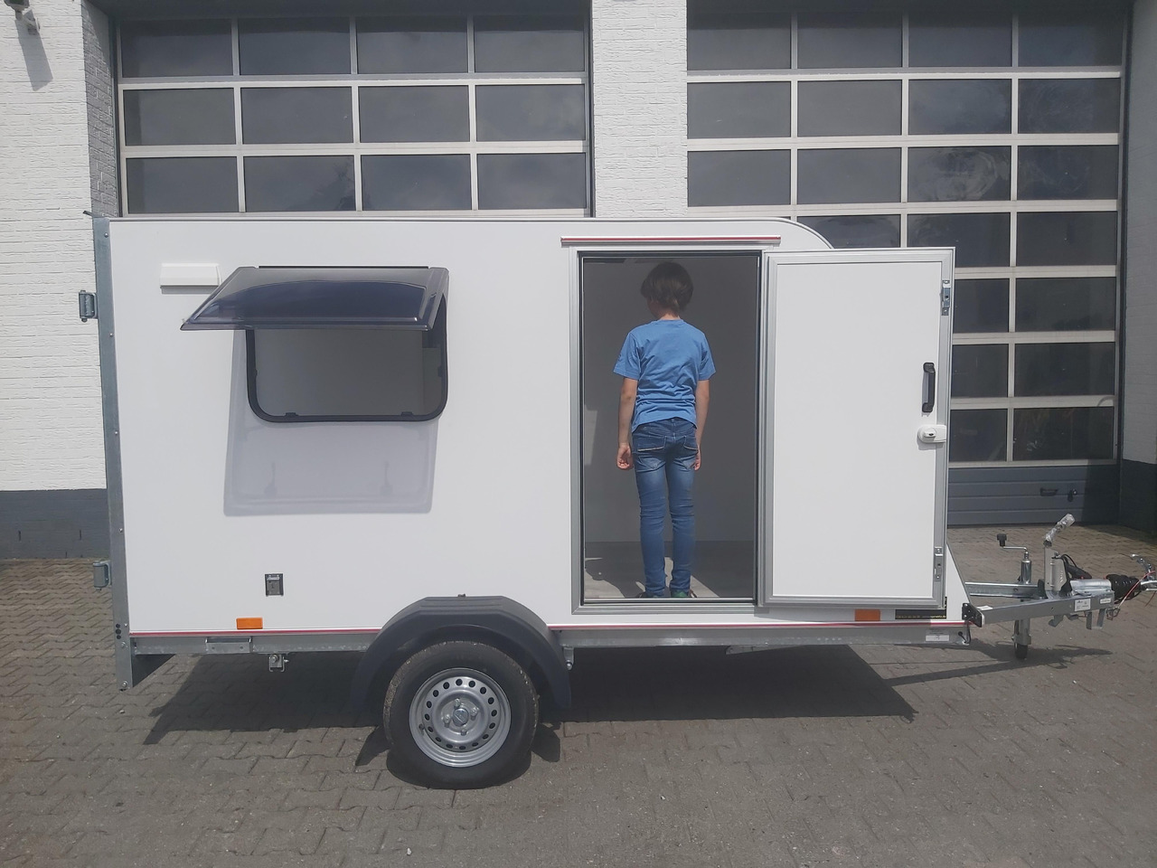 Лизинг на  Kargo Camp TFS S Midi 320x150x150cm aero Seitentür Fenster Strom 230V (S) 750kg gebremst Modell 22 Kargo Camp TFS S Midi 320x150x150cm aero Seitentür Fenster Strom 230V (S) 750kg gebremst Modell 22: снимка 11