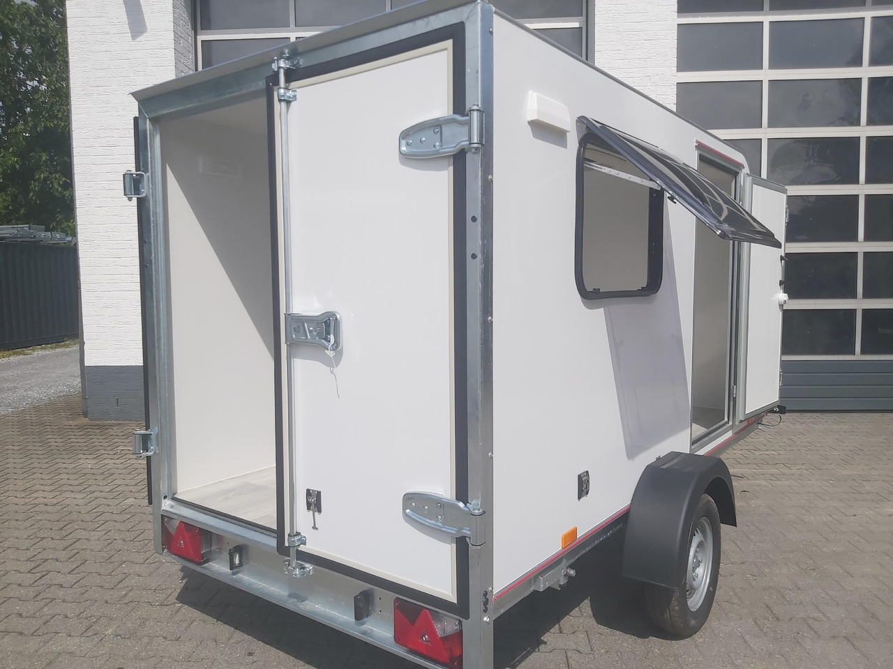 Лизинг на  Kargo Camp TFS S Midi 320x150x150cm aero Seitentür Fenster Strom 230V (S) 750kg gebremst Modell 22 Kargo Camp TFS S Midi 320x150x150cm aero Seitentür Fenster Strom 230V (S) 750kg gebremst Modell 22: снимка 9
