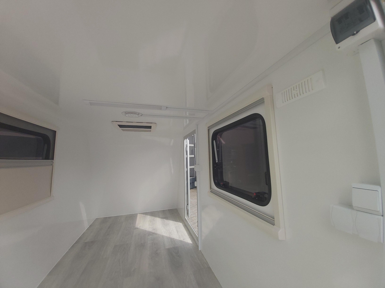 Лизинг на  Kargo Camp TFS S Midi 320x150x150cm aero Seitentür Fenster Strom 230V (S) 750kg gebremst Modell 22 Kargo Camp TFS S Midi 320x150x150cm aero Seitentür Fenster Strom 230V (S) 750kg gebremst Modell 22: снимка 7