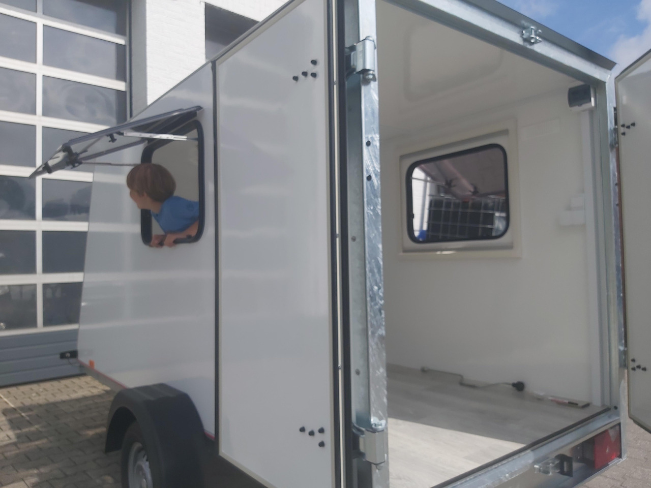 Лизинг на  Kargo Camp TFS S Midi 320x150x150cm aero Seitentür Fenster Strom 230V (S) 750kg gebremst Modell 22 Kargo Camp TFS S Midi 320x150x150cm aero Seitentür Fenster Strom 230V (S) 750kg gebremst Modell 22: снимка 10