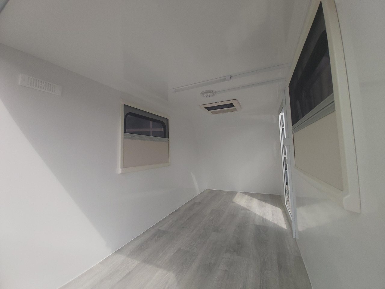 Kargo Camp TFS S Midi 320x150x150cm aero Seitentür Fenster Strom 230V (S) 750kg gebremst Modell 22 - Каравана: снимка 3 Kargo Camp TFS S Midi 320x150x150cm aero Seitentür Fenster Strom 230V (S) 750kg gebremst Modell 22 - Каравана: снимка 3