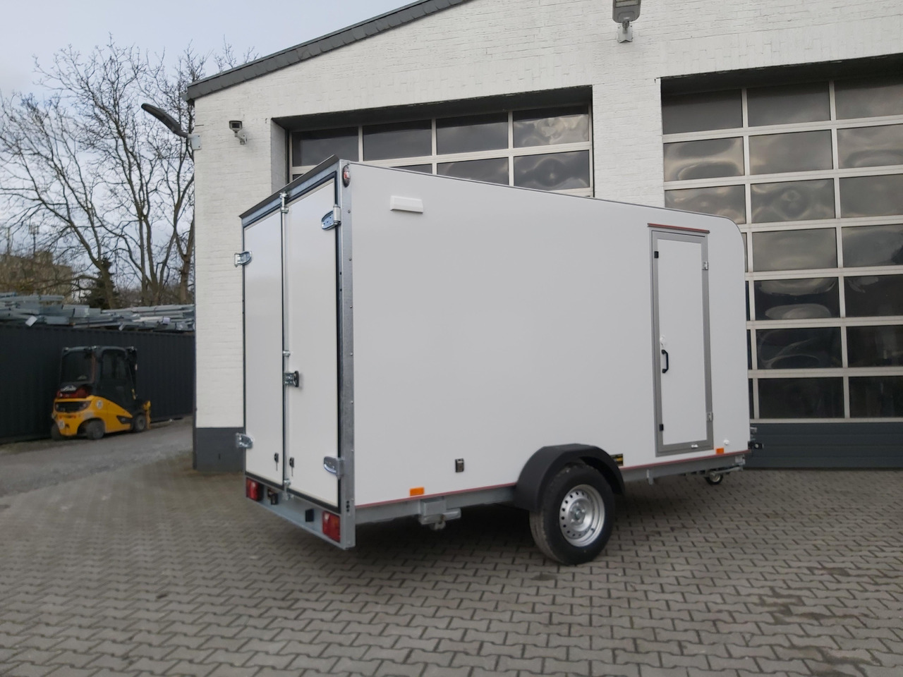 Затворена каросерия ремарке Koffer Sport Camp TFS 360.00 360x180x190cm aero Seitentür Fenster Dachlüfter 12V 1500kg 100km/H: снимка 9 Затворена каросерия ремарке Koffer Sport Camp TFS 360.00 360x180x190cm aero Seitentür Fenster Dachlüfter 12V 1500kg 100km/H: снимка 9