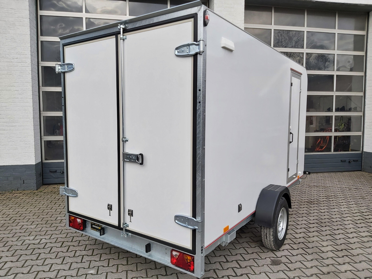 Затворена каросерия ремарке Koffer Sport Camp TFS 360.00 360x180x190cm aero Seitentür Fenster Dachlüfter 12V 1500kg 100km/H: снимка 10 Затворена каросерия ремарке Koffer Sport Camp TFS 360.00 360x180x190cm aero Seitentür Fenster Dachlüfter 12V 1500kg 100km/H: снимка 10