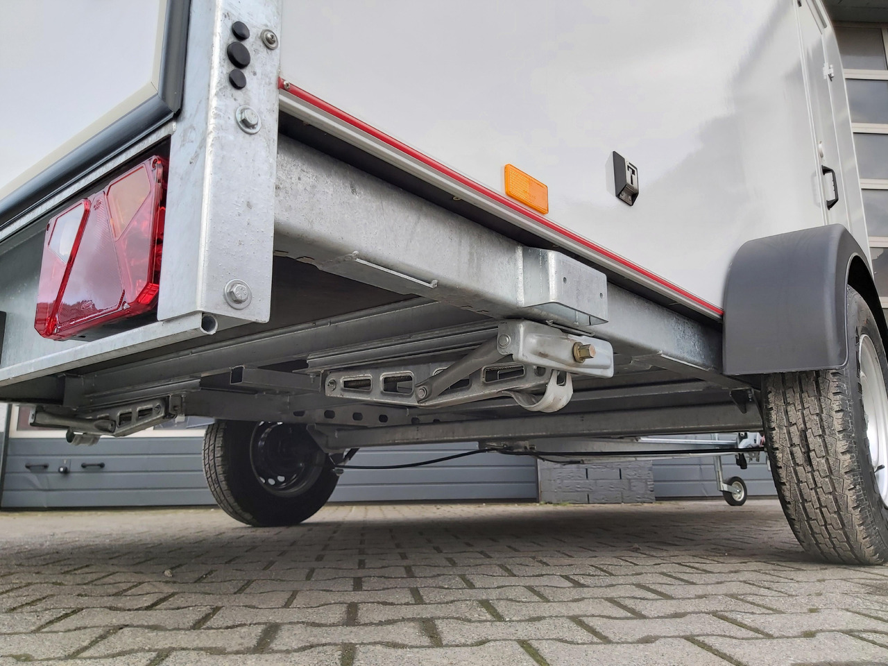 Затворена каросерия ремарке Koffer Sport Camp TFS 360.00 360x180x190cm aero Seitentür Fenster Dachlüfter 12V 1500kg 100km/H: снимка 12 Затворена каросерия ремарке Koffer Sport Camp TFS 360.00 360x180x190cm aero Seitentür Fenster Dachlüfter 12V 1500kg 100km/H: снимка 12