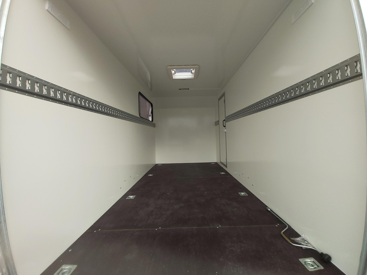 Затворена каросерия ремарке Koffer Sport Camp TFS 360.00 360x180x190cm aero Seitentür Fenster Dachlüfter 12V 1500kg 100km/H: снимка 7 Затворена каросерия ремарке Koffer Sport Camp TFS 360.00 360x180x190cm aero Seitentür Fenster Dachlüfter 12V 1500kg 100km/H: снимка 7