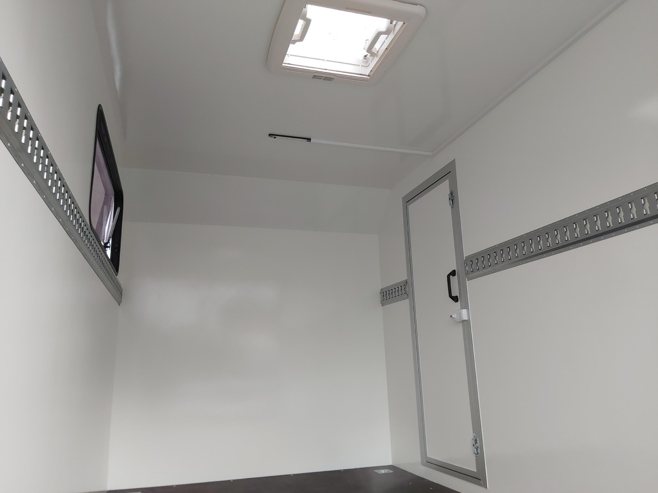 Затворена каросерия ремарке Koffer Sport Camp TFS 360.00 360x180x190cm aero Seitentür Fenster Dachlüfter 12V 1500kg 100km/H: снимка 8 Затворена каросерия ремарке Koffer Sport Camp TFS 360.00 360x180x190cm aero Seitentür Fenster Dachlüfter 12V 1500kg 100km/H: снимка 8