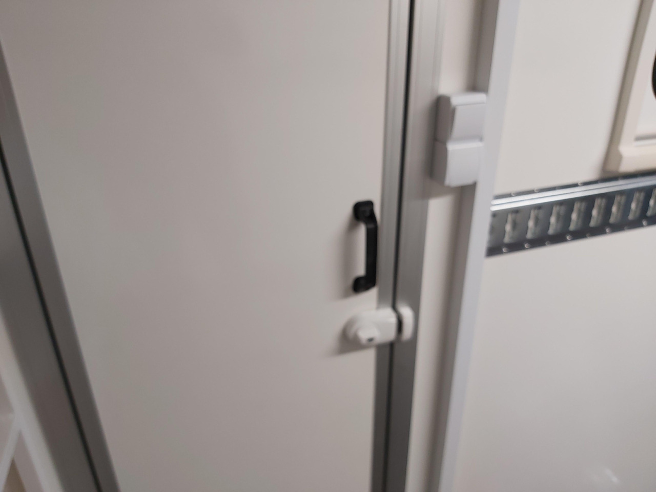 Koffer Sport Camp TFS 360.01 1500 360x200x210cm Seitentür Heckrampe 2 Fenster IL 230V 100km/H 1500kg - Затворена каросерия ремарке: снимка 4 Koffer Sport Camp TFS 360.01 1500 360x200x210cm Seitentür Heckrampe 2 Fenster IL 230V 100km/H 1500kg - Затворена каросерия ремарке: снимка 4