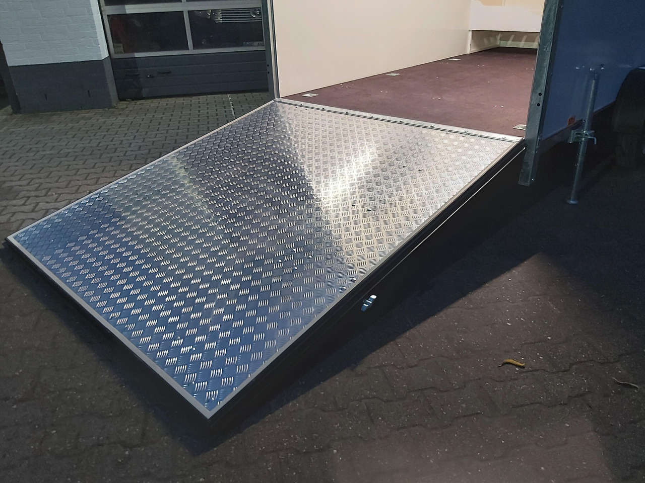 Koffer Sport Camp TFS 360.01 360x200x210cm aero Seitentür Heckrampe Fenster Bett (L) 100kmH 1300kg - Каравана: снимка 4 Koffer Sport Camp TFS 360.01 360x200x210cm aero Seitentür Heckrampe Fenster Bett (L) 100kmH 1300kg - Каравана: снимка 4