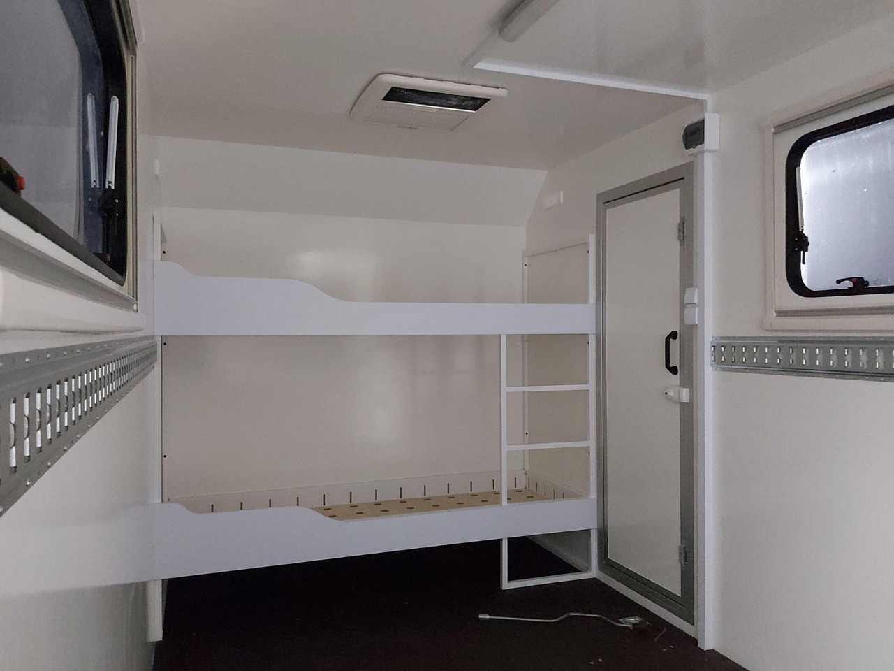 Koffer Sport Camp TFS 360.01 360x200x210cm aero Seitentür Heckrampe Fenster Bett (L) 100kmH 1300kg - Каравана: снимка 5 Koffer Sport Camp TFS 360.01 360x200x210cm aero Seitentür Heckrampe Fenster Bett (L) 100kmH 1300kg - Каравана: снимка 5