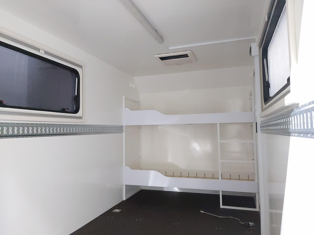 Koffer Sport Camp TFS 360.01 360x200x210cm aero Seitentür Heckrampe Fenster Bett (L) 100kmH 1300kg - Каравана: снимка 3 Koffer Sport Camp TFS 360.01 360x200x210cm aero Seitentür Heckrampe Fenster Bett (L) 100kmH 1300kg - Каравана: снимка 3