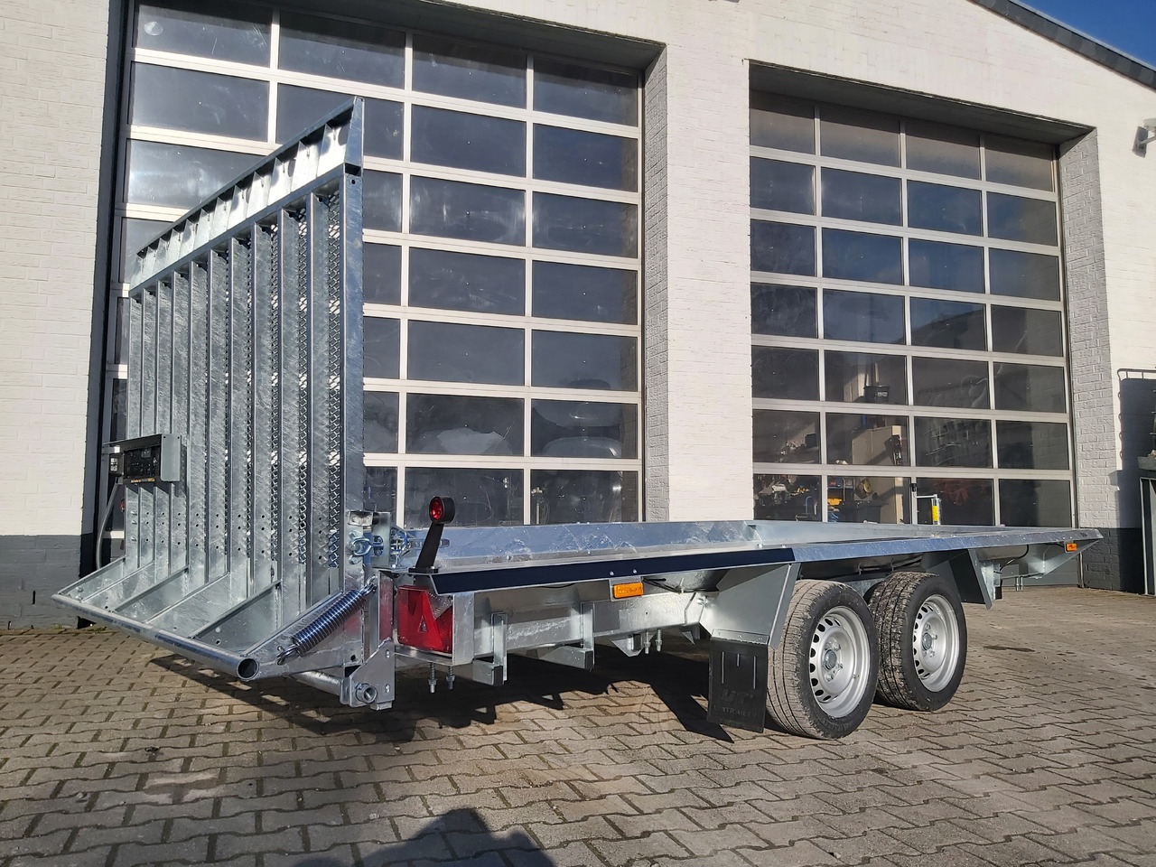 Maschinentransporter BUILDER L 3500 360x165x30cm Auffahrklappe Ablage (L) 3500kg Januar Aktion - Ремарке за строителна техника: снимка 1 Maschinentransporter BUILDER L 3500 360x165x30cm Auffahrklappe Ablage (L) 3500kg Januar Aktion - Ремарке за строителна техника: снимка 1