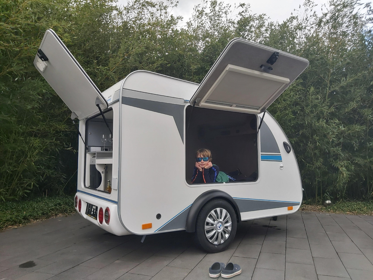 Mini Camper Mini Tommy TMC25 252x140x121cm aero V1 Küche 12V/230V 100km/H 750kg gebremst Modell 24 - Каравана: снимка 2 Mini Camper Mini Tommy TMC25 252x140x121cm aero V1 Küche 12V/230V 100km/H 750kg gebremst Modell 24 - Каравана: снимка 2