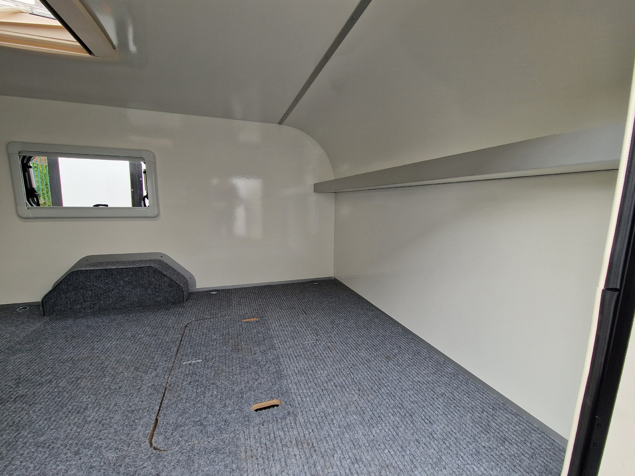 Mini Caravan Cargo Base Camp M+ wild 290cm Alufelgen 2 Fenster 100km/H 800kg - Каравана: снимка 3 Mini Caravan Cargo Base Camp M+ wild 290cm Alufelgen 2 Fenster 100km/H 800kg - Каравана: снимка 3
