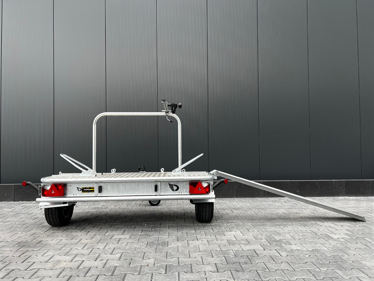 Motorradanhänger Roadster Motocamp 1 quer 200x80cm 750kg 100km/H - Ремарке за мотор: снимка 4 Motorradanhänger Roadster Motocamp 1 quer 200x80cm 750kg 100km/H - Ремарке за мотор: снимка 4