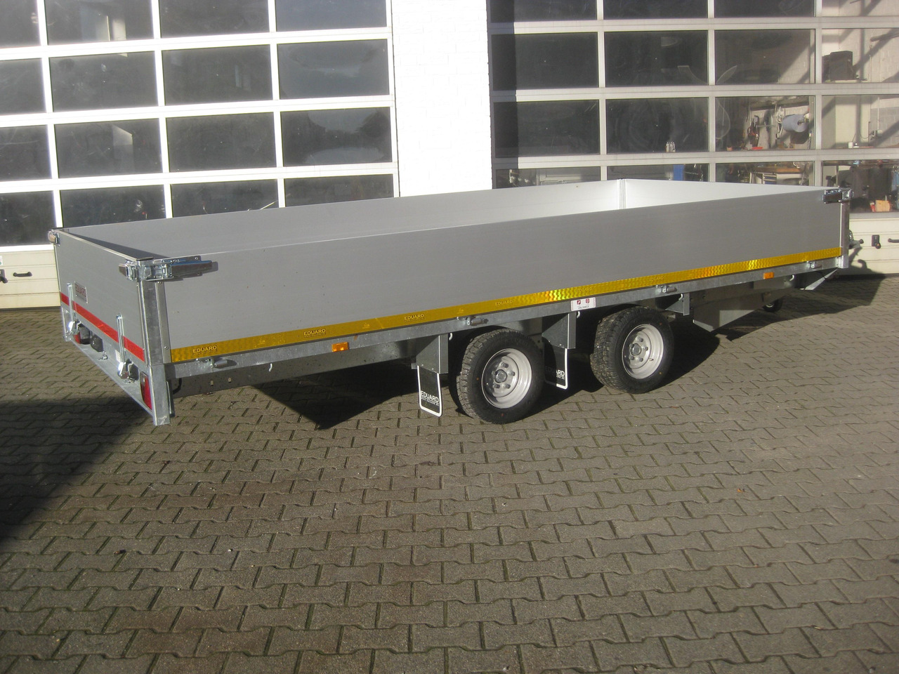 Multi Transporter 406x200x40cm Auffahrrampen 10" niedrig Fahrwerk LfH 56cm (XL) 2700kg - Бордово ремарке/ Платформа: снимка 4 Multi Transporter 406x200x40cm Auffahrrampen 10" niedrig Fahrwerk LfH 56cm (XL) 2700kg - Бордово ремарке/ Платформа: снимка 4