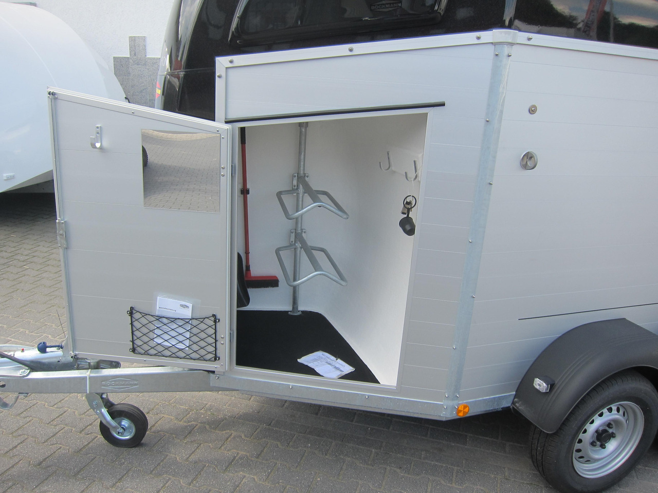 Pferdeanhänger Böckmann Champion R 165 Western Sattelkammer blackline 2400kg CFF 100 km/H Modell 22 - Ремарке за коне: снимка 4 Pferdeanhänger Böckmann Champion R 165 Western Sattelkammer blackline 2400kg CFF 100 km/H Modell 22 - Ремарке за коне: снимка 4