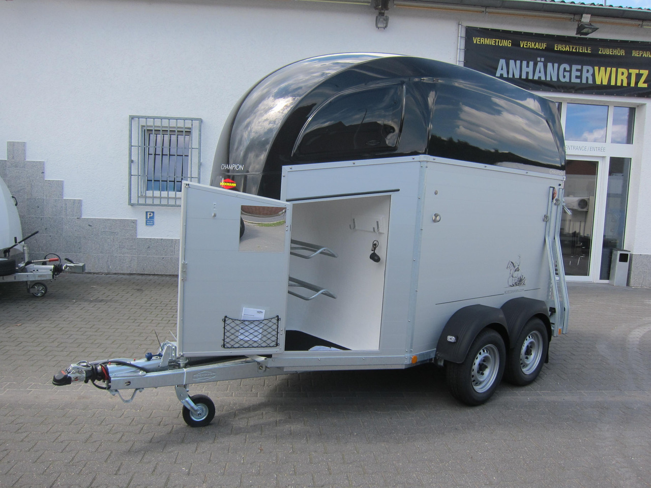 Pferdeanhänger Böckmann Champion R 165 Western Sattelkammer blackline 2400kg CFF 100 km/H Modell 22 - Ремарке за коне: снимка 2 Pferdeanhänger Böckmann Champion R 165 Western Sattelkammer blackline 2400kg CFF 100 km/H Modell 22 - Ремарке за коне: снимка 2