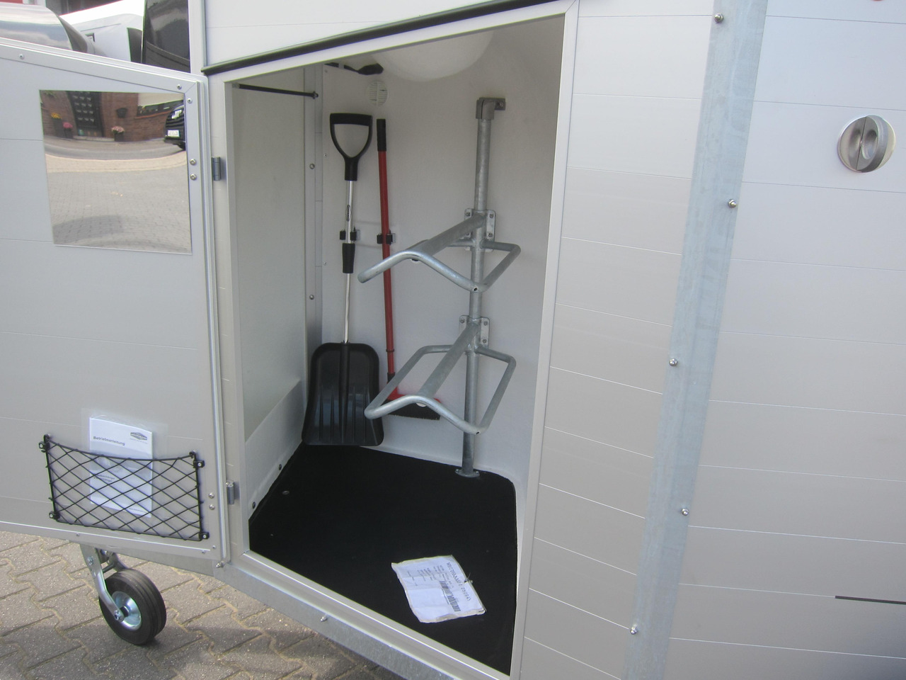 Pferdeanhänger Böckmann Champion R 165 Western Sattelkammer blackline 2400kg CFF 100 km/H Modell 22 - Ремарке за коне: снимка 3 Pferdeanhänger Böckmann Champion R 165 Western Sattelkammer blackline 2400kg CFF 100 km/H Modell 22 - Ремарке за коне: снимка 3