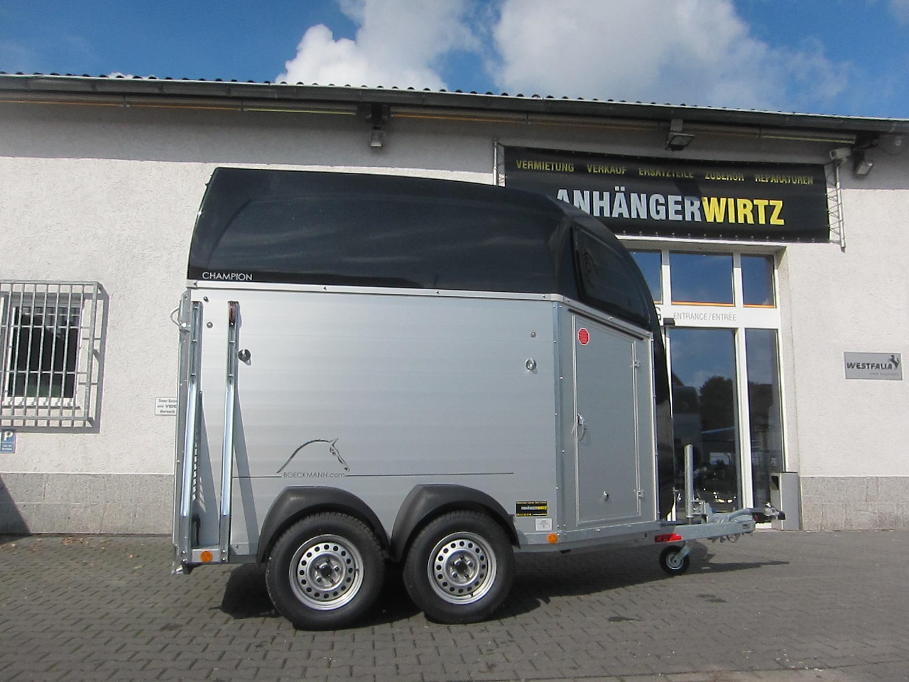 Pferdeanhänger Böckmann Champion R Sattelkammer blackline 2400kg CFF+ 100 km/H Modell 25 - Ремарке за коне: снимка 4 Pferdeanhänger Böckmann Champion R Sattelkammer blackline 2400kg CFF+ 100 km/H Modell 25 - Ремарке за коне: снимка 4
