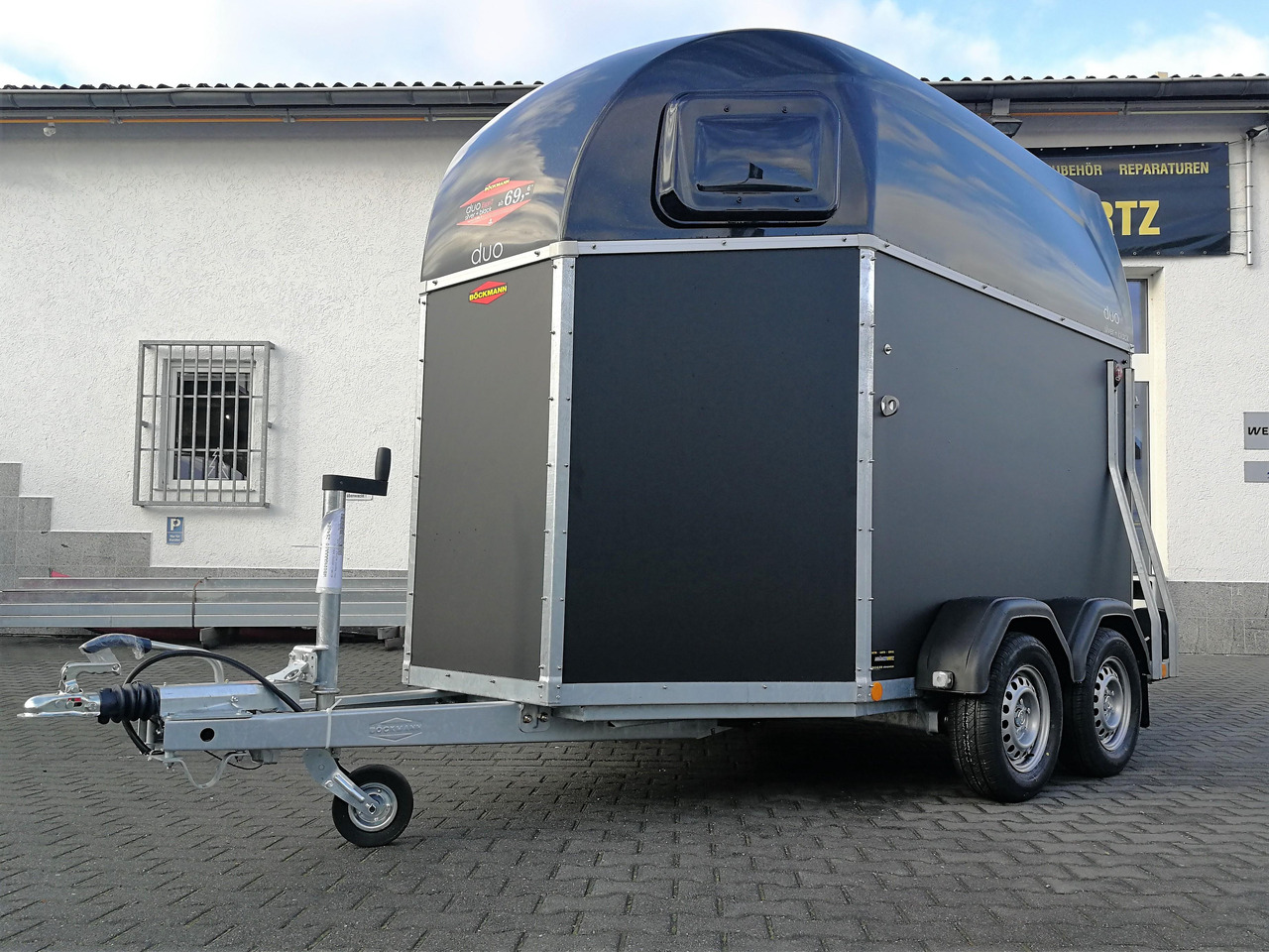 Pferdeanhänger Böckmann DUO Esprit silver black Haube schwarz 2400kg Modell 2024 - Ремарке за коне: снимка 3 Pferdeanhänger Böckmann DUO Esprit silver black Haube schwarz 2400kg Modell 2024 - Ремарке за коне: снимка 3