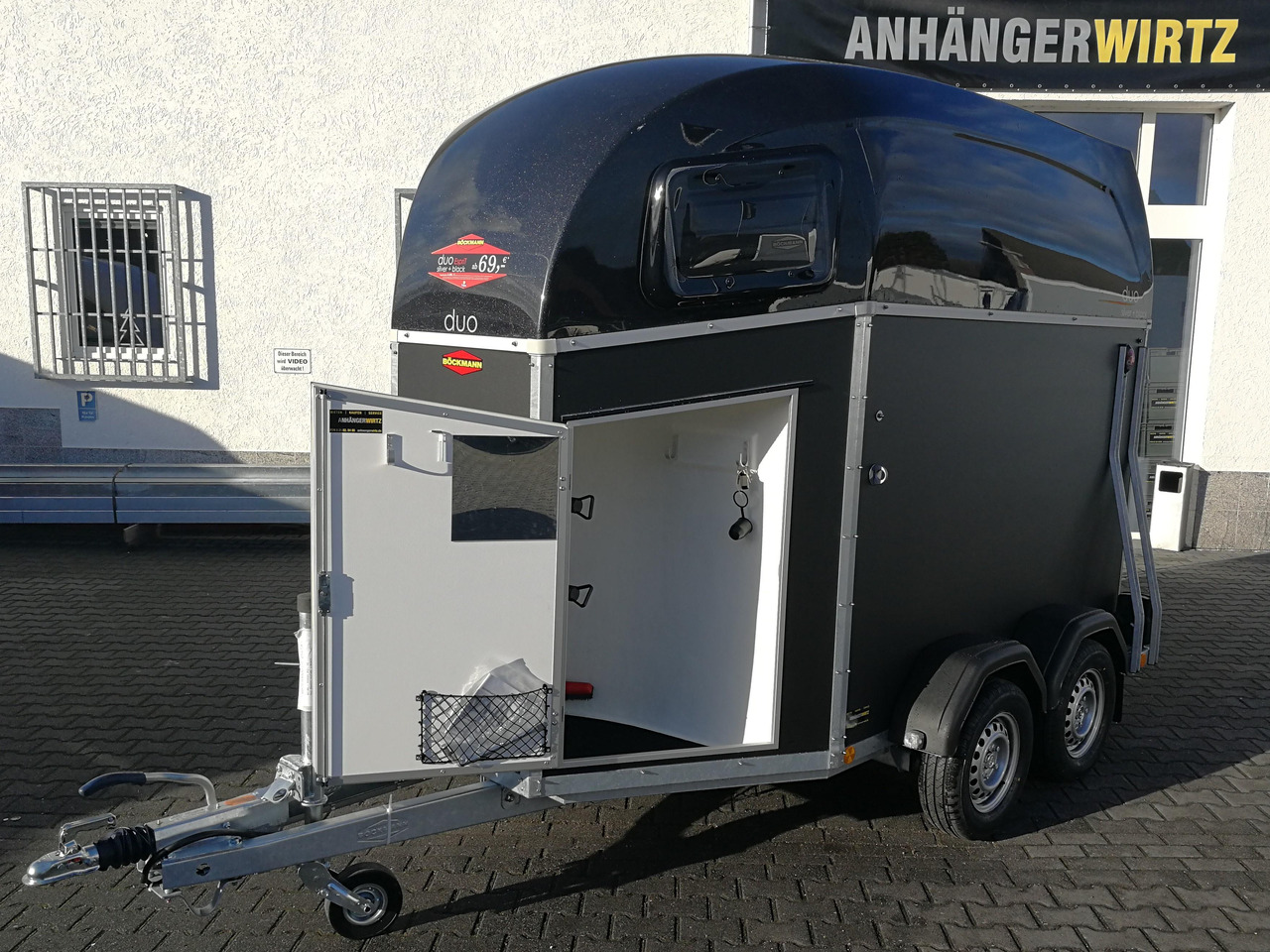 Pferdeanhänger Böckmann DUO Esprit silver black Sattelkammer Aluboden Trittschutz 2400kg 100 km/H - Ремарке за коне: снимка 3 Pferdeanhänger Böckmann DUO Esprit silver black Sattelkammer Aluboden Trittschutz 2400kg 100 km/H - Ремарке за коне: снимка 3
