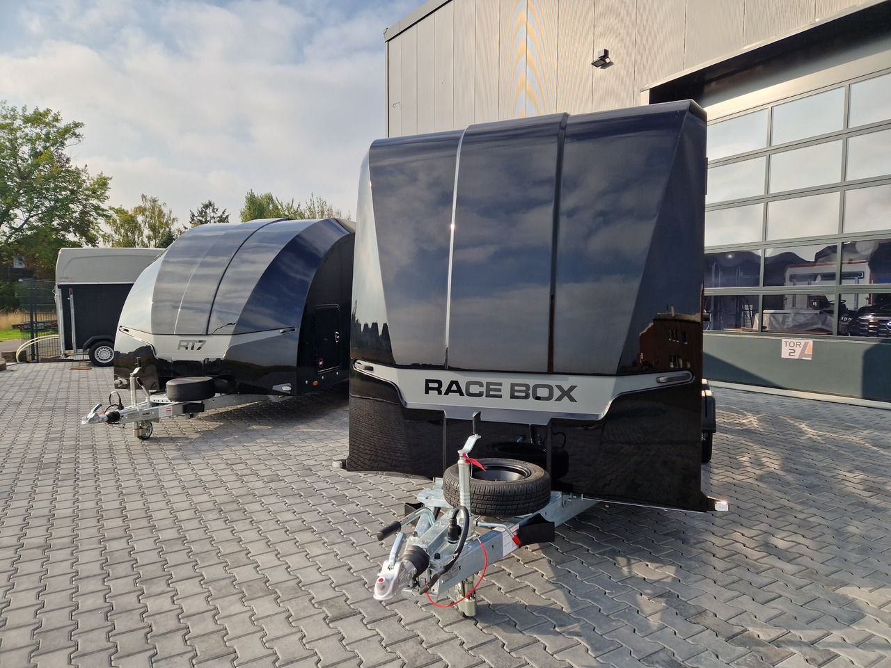 Race BOX 610-5019-30-2-12-B 500x195x200cm Flügeltüren Rückfahrkamera Lüfter 3000kg - Ремарке за кола: снимка 4 Race BOX 610-5019-30-2-12-B 500x195x200cm Flügeltüren Rückfahrkamera Lüfter 3000kg - Ремарке за кола: снимка 4