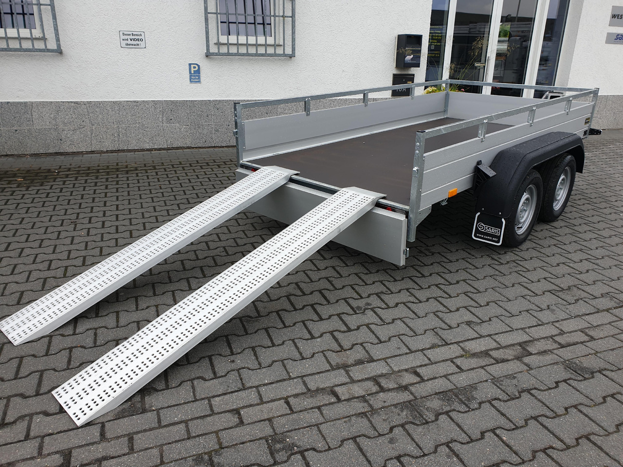 Saris Anhänger FW2000 McAlu Pro MP 305x155x45cm Auffahrrampen (M) 2000kg Winter Aktion - Бордово ремарке/ Платформа: снимка 1 Saris Anhänger FW2000 McAlu Pro MP 305x155x45cm Auffahrrampen (M) 2000kg Winter Aktion - Бордово ремарке/ Платформа: снимка 1