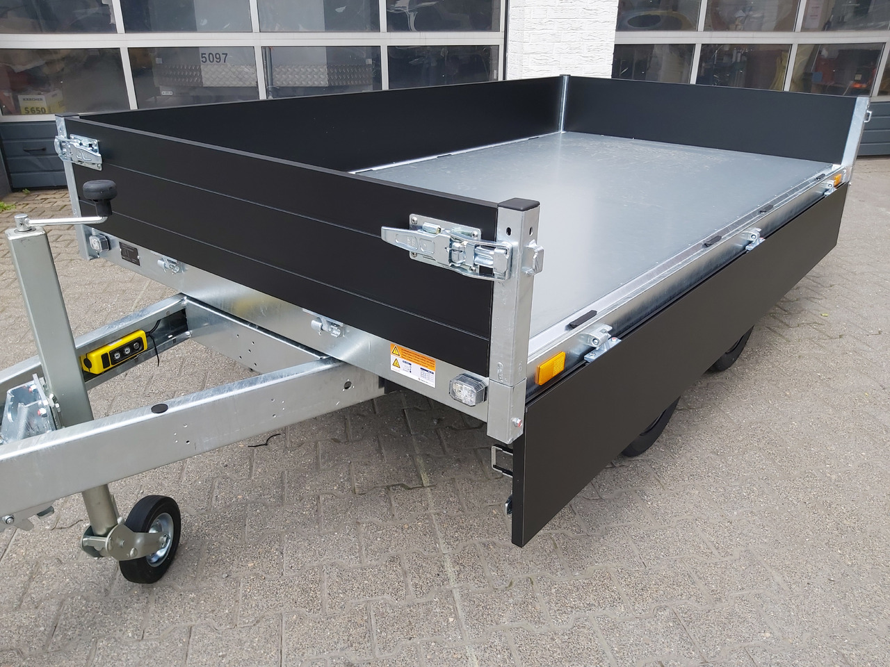 Saris Kipper K1 276 150 2000 2 E 276x150x30cm Elektro black Edition 13" 2000kg - Самосвал ремарке: снимка 5 Saris Kipper K1 276 150 2000 2 E 276x150x30cm Elektro black Edition 13" 2000kg - Самосвал ремарке: снимка 5