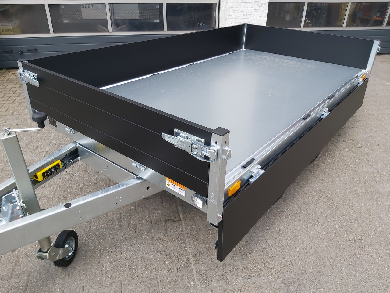 Saris Kipper K1 276 150 2000 2 E 276x150x30cm Elektro black Edition 13" 2000kg - Самосвал ремарке: снимка 2 Saris Kipper K1 276 150 2000 2 E 276x150x30cm Elektro black Edition 13" 2000kg - Самосвал ремарке: снимка 2