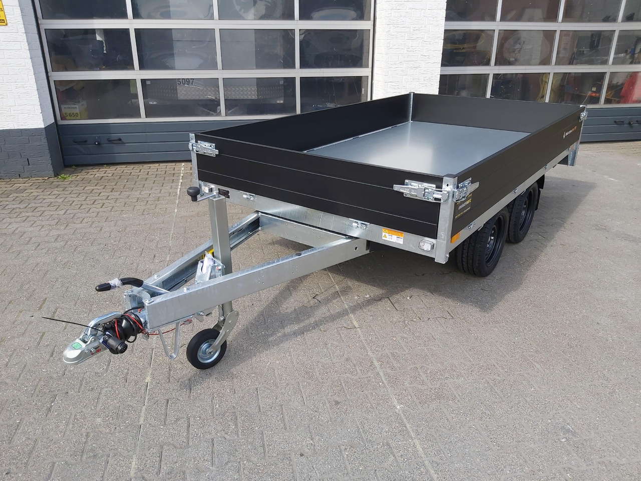 Saris Kipper K1 306 170 2700 2 E 306x170x30cm black Edition Elektro (M) 2700kg Online Aktion - Самосвал ремарке: снимка 4 Saris Kipper K1 306 170 2700 2 E 306x170x30cm black Edition Elektro (M) 2700kg Online Aktion - Самосвал ремарке: снимка 4
