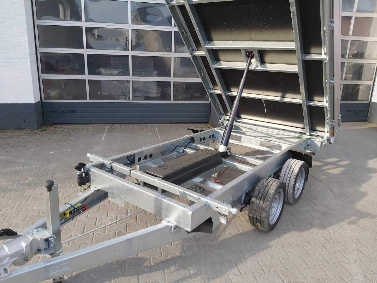 Saris Kipper K3 306 184 3500 2 E 306x184x30cm 3500kg silver Elektro NHP Stützen 13" 3500kg used - Самосвал ремарке: снимка 3 Saris Kipper K3 306 184 3500 2 E 306x184x30cm 3500kg silver Elektro NHP Stützen 13" 3500kg used - Самосвал ремарке: снимка 3