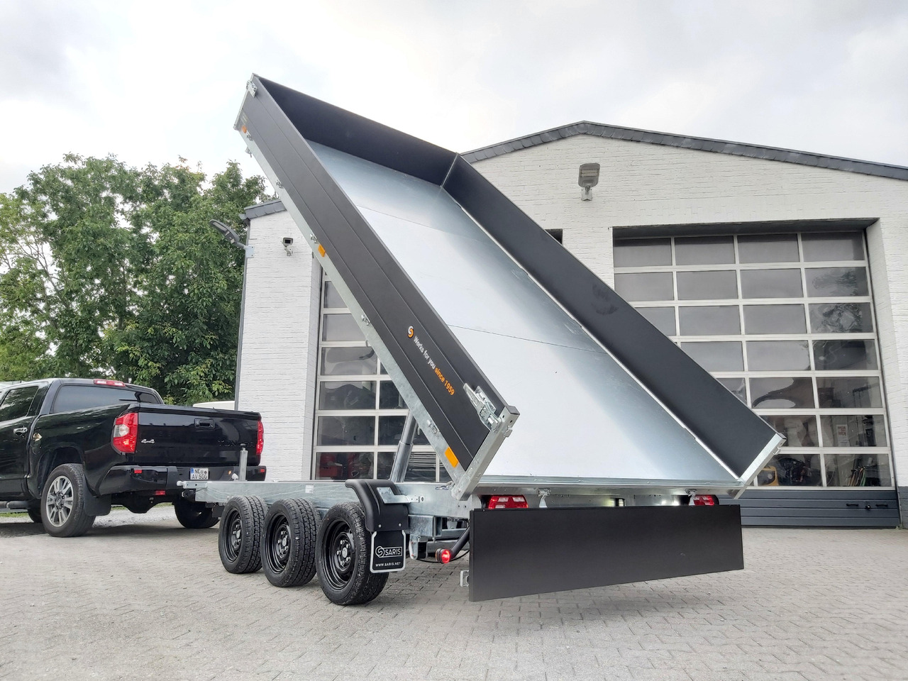 Saris Kipper K3 406 204 3500 3 E 406x204x35cm black Schacht LED Licht Blattfeder Tridem 3500kg 100km - Самосвал ремарке: снимка 1 Saris Kipper K3 406 204 3500 3 E 406x204x35cm black Schacht LED Licht Blattfeder Tridem 3500kg 100km - Самосвал ремарке: снимка 1
