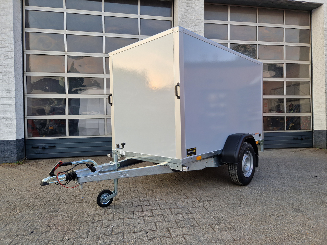 Saris Koffer GO 256 134 1350 1 GFK grau (S) 1350kg Modell 2024 - Затворена каросерия ремарке: снимка 1 Saris Koffer GO 256 134 1350 1 GFK grau (S) 1350kg Modell 2024 - Затворена каросерия ремарке: снимка 1