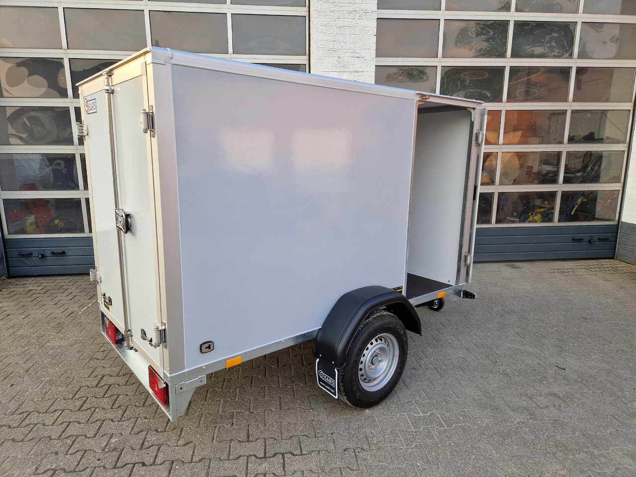 Saris Koffer GO 256 134 1350 1 GFK grau Seitentür (S) 1300kg Modell 2024 - Затворена каросерия ремарке: снимка 2 Saris Koffer GO 256 134 1350 1 GFK grau Seitentür (S) 1300kg Modell 2024 - Затворена каросерия ремарке: снимка 2