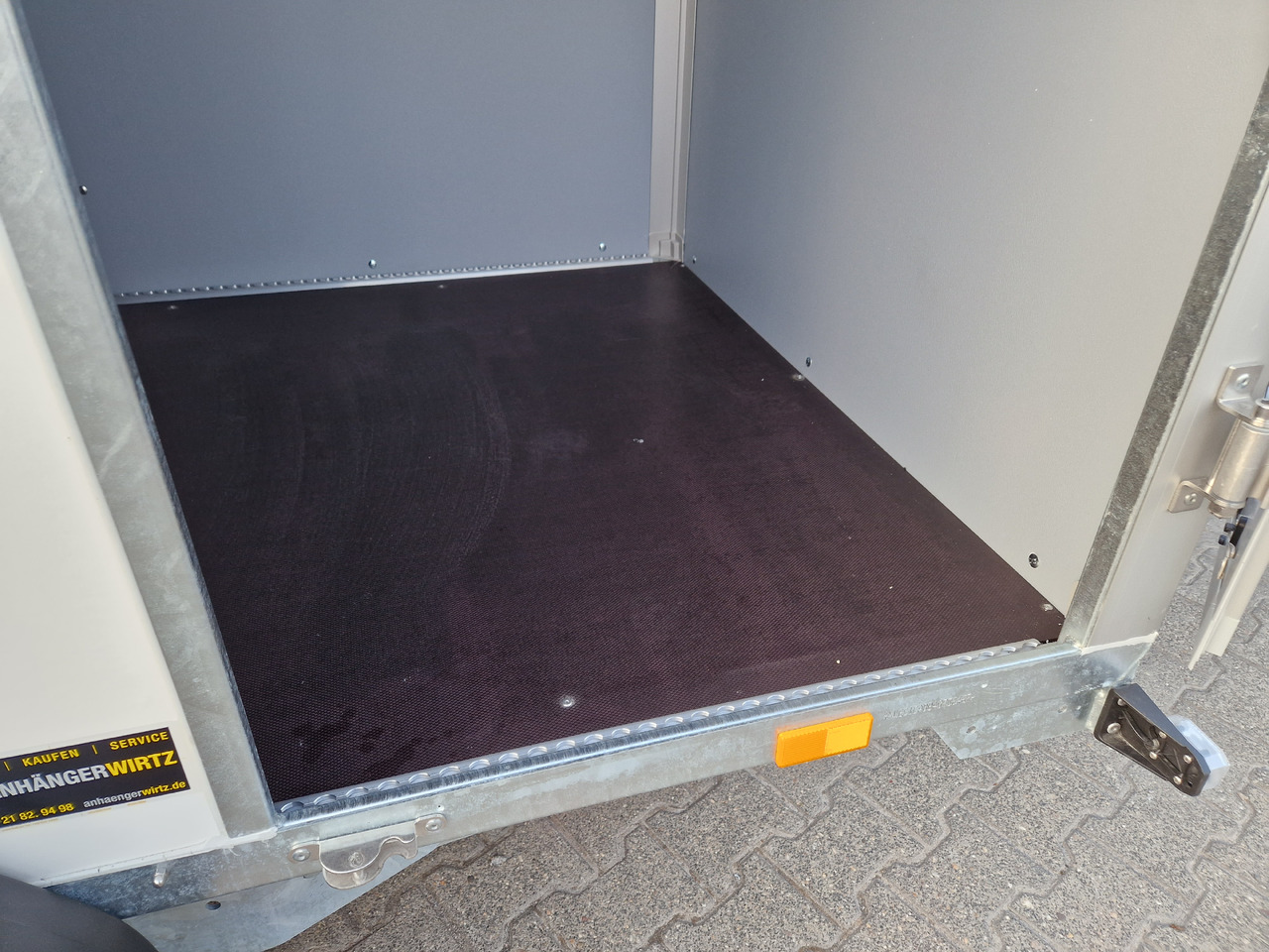 Saris Koffer GO 256 134 1350 1 GFK weiß Seitentür (S) 1350kg Modell 2024 - Затворена каросерия ремарке: снимка 3 Saris Koffer GO 256 134 1350 1 GFK weiß Seitentür (S) 1350kg Modell 2024 - Затворена каросерия ремарке: снимка 3