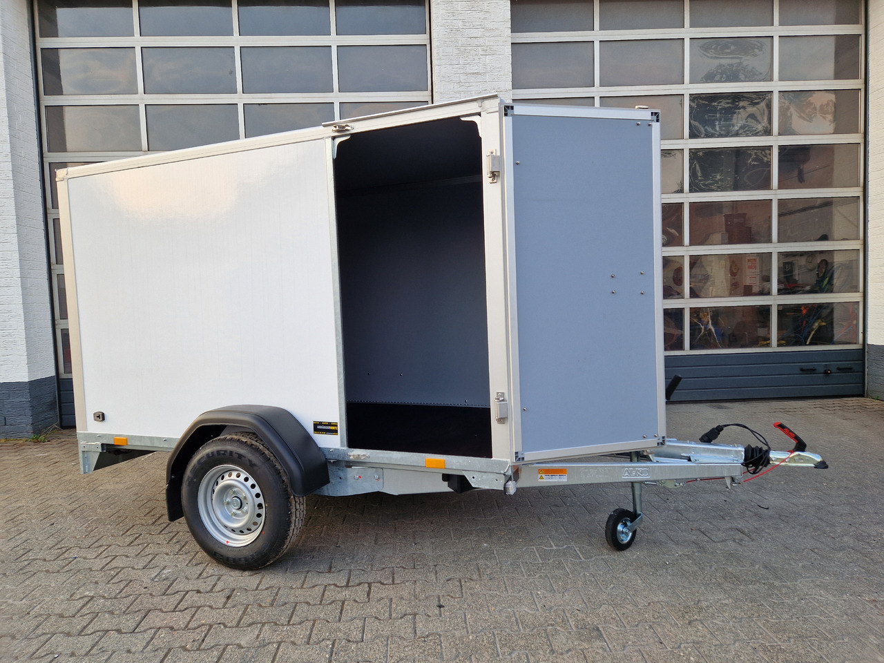 Saris Koffer GO 256 134 1350 1 GFK weiß Seitentür (S) 1350kg Modell 2024 - Затворена каросерия ремарке: снимка 4 Saris Koffer GO 256 134 1350 1 GFK weiß Seitentür (S) 1350kg Modell 2024 - Затворена каросерия ремарке: снимка 4