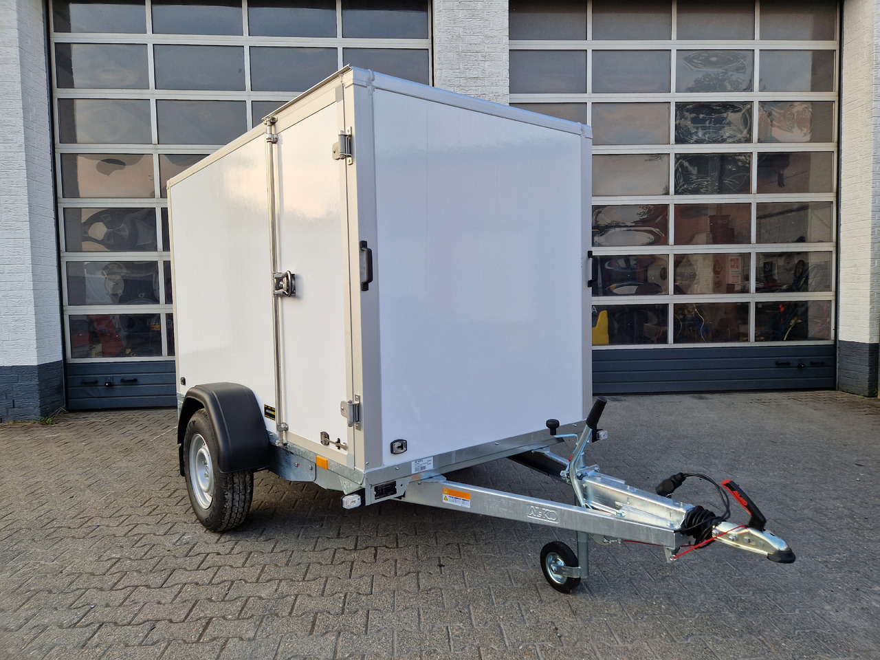 Saris Koffer GO 256 134 1350 1 GFK weiß Seitentür (S) 1350kg Modell 2024 - Затворена каросерия ремарке: снимка 2 Saris Koffer GO 256 134 1350 1 GFK weiß Seitentür (S) 1350kg Modell 2024 - Затворена каросерия ремарке: снимка 2