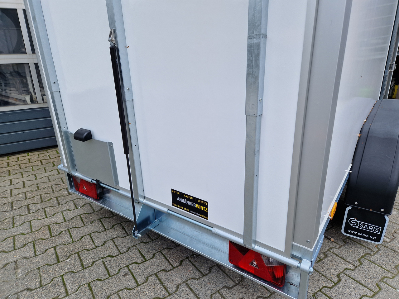 Saris Koffer GO 306 154 180 2000 2 306x154x180cm GFK weiss Seitentür Auffahrklappe (M) 2000kg 2023 - Затворена каросерия ремарке: снимка 5 Saris Koffer GO 306 154 180 2000 2 306x154x180cm GFK weiss Seitentür Auffahrklappe (M) 2000kg 2023 - Затворена каросерия ремарке: снимка 5