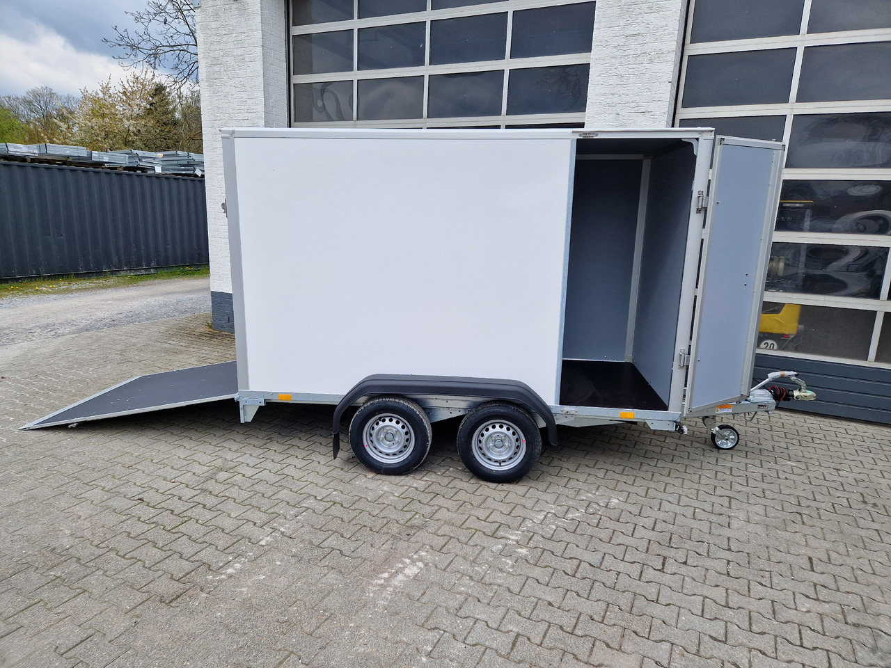 Saris Koffer GO 306 154 180 2000 2 306x154x180cm GFK weiss Seitentür Auffahrklappe (M) 2000kg 2023 - Затворена каросерия ремарке: снимка 1 Saris Koffer GO 306 154 180 2000 2 306x154x180cm GFK weiss Seitentür Auffahrklappe (M) 2000kg 2023 - Затворена каросерия ремарке: снимка 1