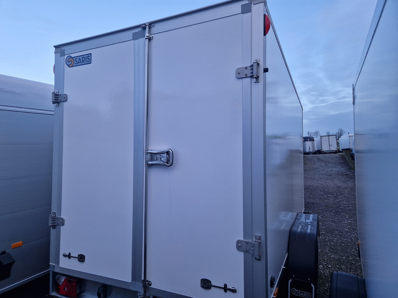 Saris Koffer GO 3506 169 180 2700 2 356x169x180cm weiss GFK (L) 2700kg Modell 2024 - Затворена каросерия ремарке: снимка 2 Saris Koffer GO 3506 169 180 2700 2 356x169x180cm weiss GFK (L) 2700kg Modell 2024 - Затворена каросерия ремарке: снимка 2