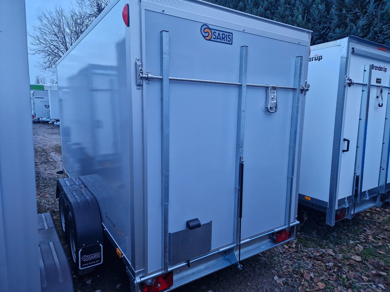 Saris Koffer GO 356 169 180 2700 2 356x169x180cm grau GFK Heckrampe (L) 2700kg - Затворена каросерия ремарке: снимка 2 Saris Koffer GO 356 169 180 2700 2 356x169x180cm grau GFK Heckrampe (L) 2700kg - Затворена каросерия ремарке: снимка 2