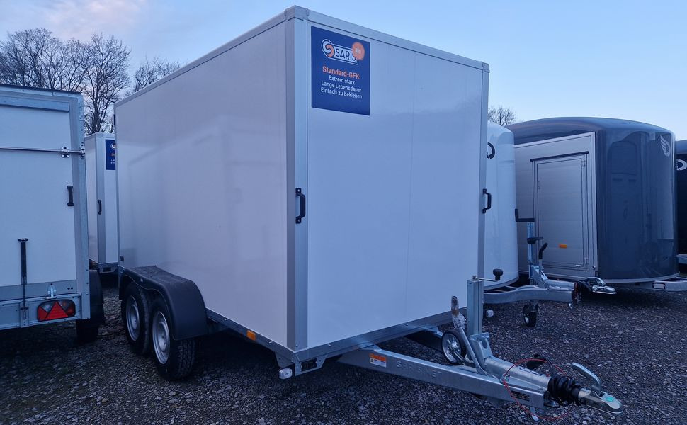 Saris Koffer GO 356 169 180 2700 2 356x169x180cm weiß GFK Heckrampe (L) 2700kg - Затворена каросерия ремарке: снимка 1 Saris Koffer GO 356 169 180 2700 2 356x169x180cm weiß GFK Heckrampe (L) 2700kg - Затворена каросерия ремарке: снимка 1