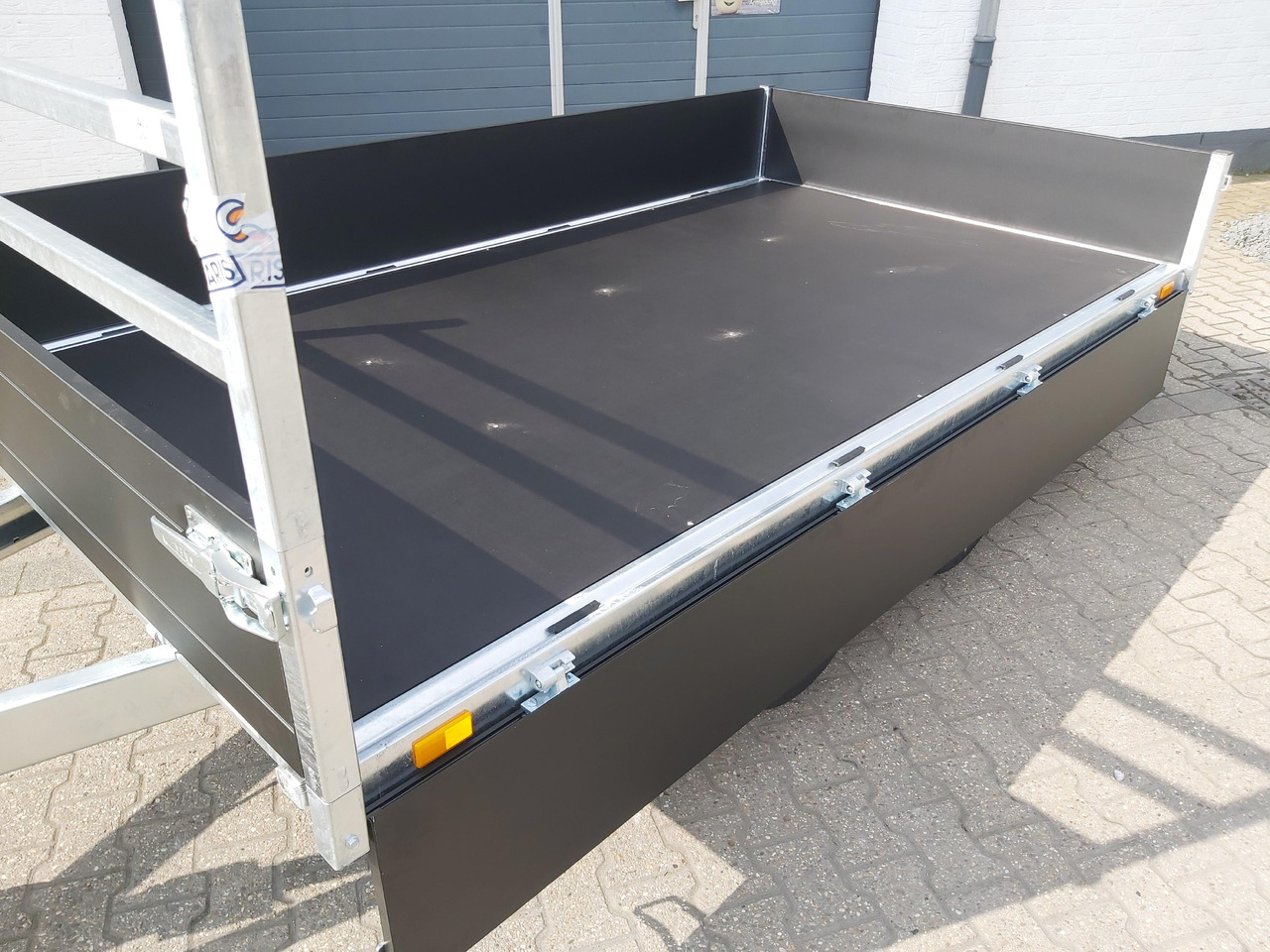 Saris PL306 170 2700 2 306x170x30cm black Edition LED Beleuchtung H Gestell 13" (M) 2700kg - Бордово ремарке/ Платформа: снимка 4 Saris PL306 170 2700 2 306x170x30cm black Edition LED Beleuchtung H Gestell 13" (M) 2700kg - Бордово ремарке/ Платформа: снимка 4