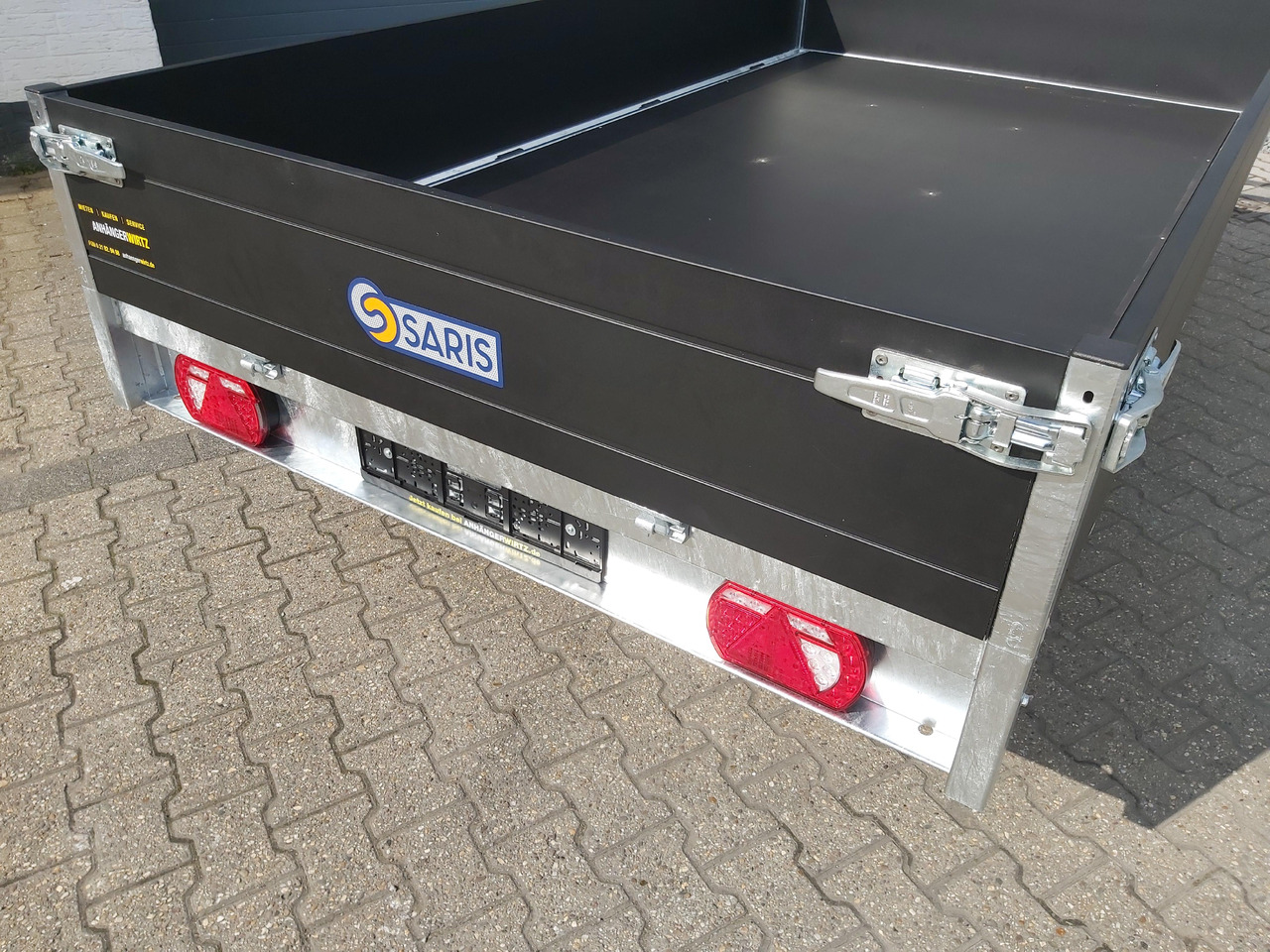 Saris PL306 170 2700 2 306x170x30cm black Edition LED Beleuchtung H Gestell 13" (M) 2700kg - Бордово ремарке/ Платформа: снимка 2 Saris PL306 170 2700 2 306x170x30cm black Edition LED Beleuchtung H Gestell 13" (M) 2700kg - Бордово ремарке/ Платформа: снимка 2